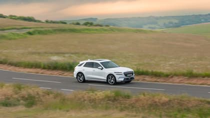 une voiture blanche sur une route