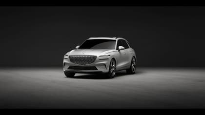 une voiture argentée dans une pièce sombre