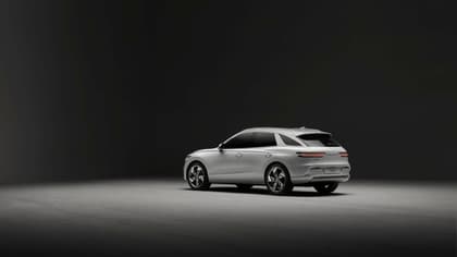 une voiture blanche garée dans une pièce sombre
