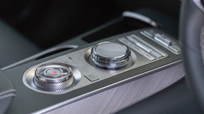 Gros plan sur une console de voiture