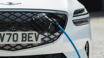 un gros plan d'une voiture