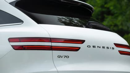 à l'arrière d'une voiture blanche