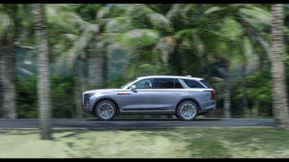 une voiture argentée roulant sur une route