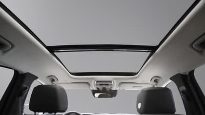 le toit ouvrant d'une voiture