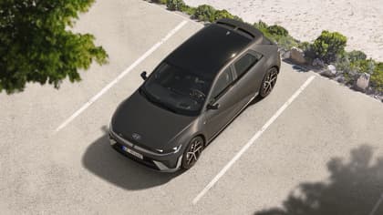 une voiture noire garée sur une route