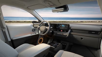 l'intérieur d'une voiture avec vue sur l'océan