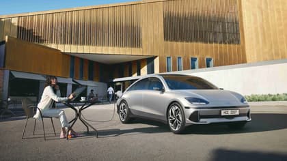 une femme assise à côté d'une voiture