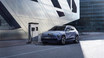 une voiture en train de se charger à une station de chargement