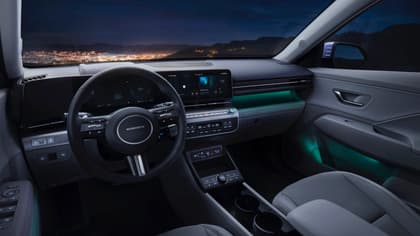 l'intérieur d'une voiture avec un volant et un grand écran