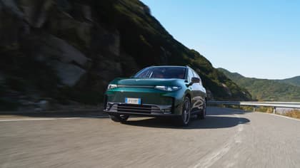 une voiture roulant sur une route