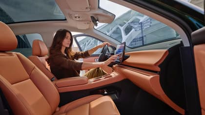 une femme dans une voiture