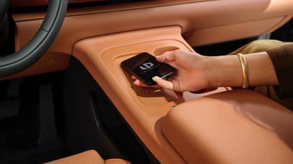 une personne tenant un téléphone dans une voiture