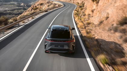 une voiture roulant sur une route