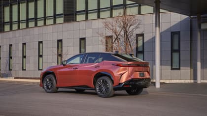 une voiture rouge garée devant un bâtiment