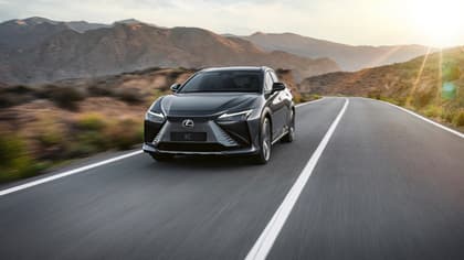 une voiture noire roulant sur une route