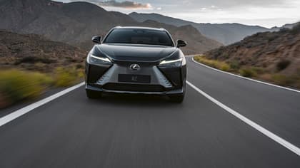 une voiture roulant sur une route