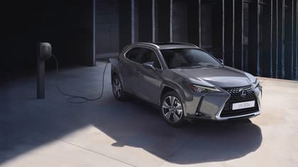 une voiture en train de se charger à une station de chargement