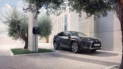 une voiture en train de se charger à une station de chargement