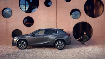 une voiture garée dans un bâtiment