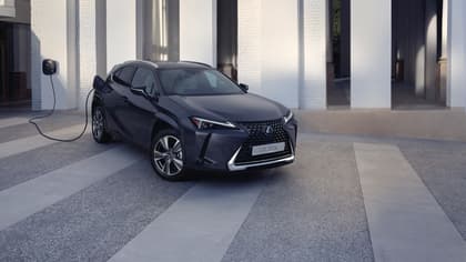 une voiture noire garée devant un bâtiment
