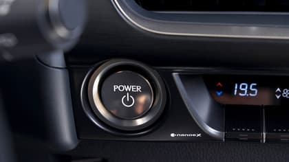 un bouton d'alimentation sur une voiture