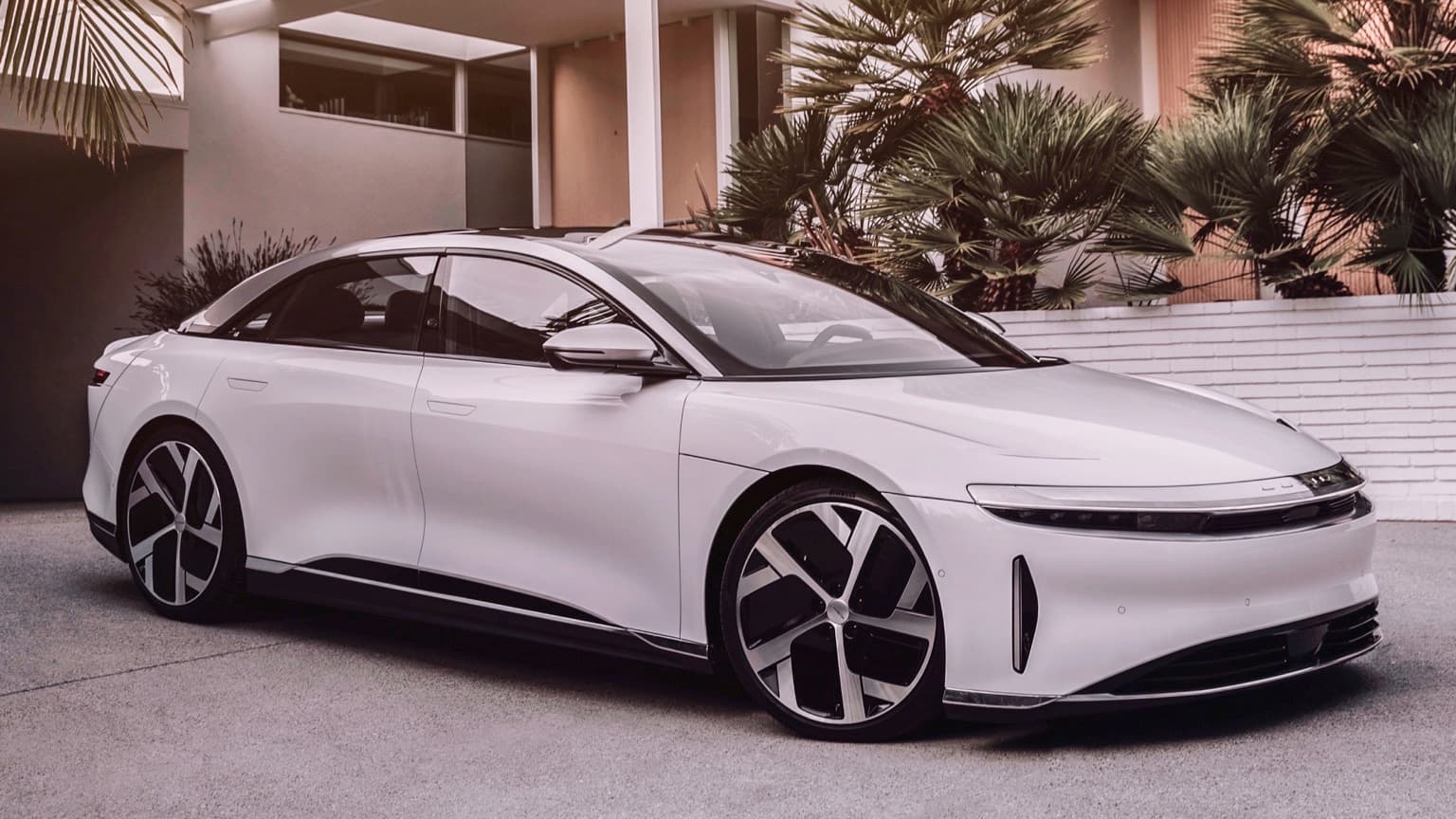 une voiture blanche garée devant un bâtiment