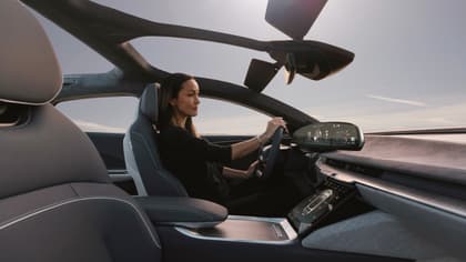 une femme conduisant une voiture