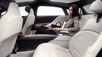 une femme assise dans une voiture