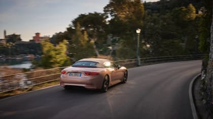 une voiture roulant sur une route