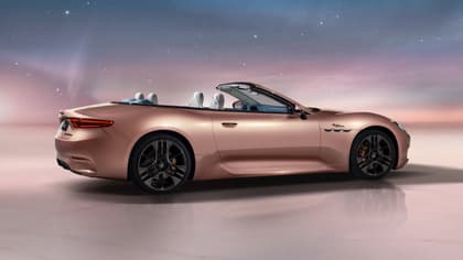 une voiture décapotable rose avec des sièges blancs