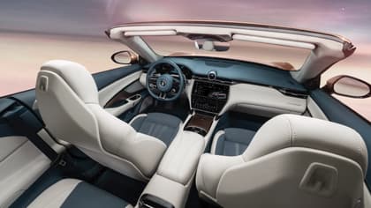 l'intérieur d'une voiture décapotable