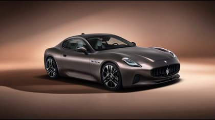une voiture de sport noire sur une surface brune