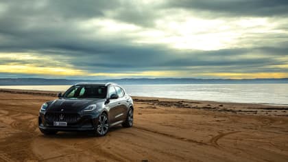 une voiture garée sur une plage
