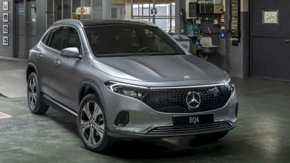 une voiture garée dans un garage