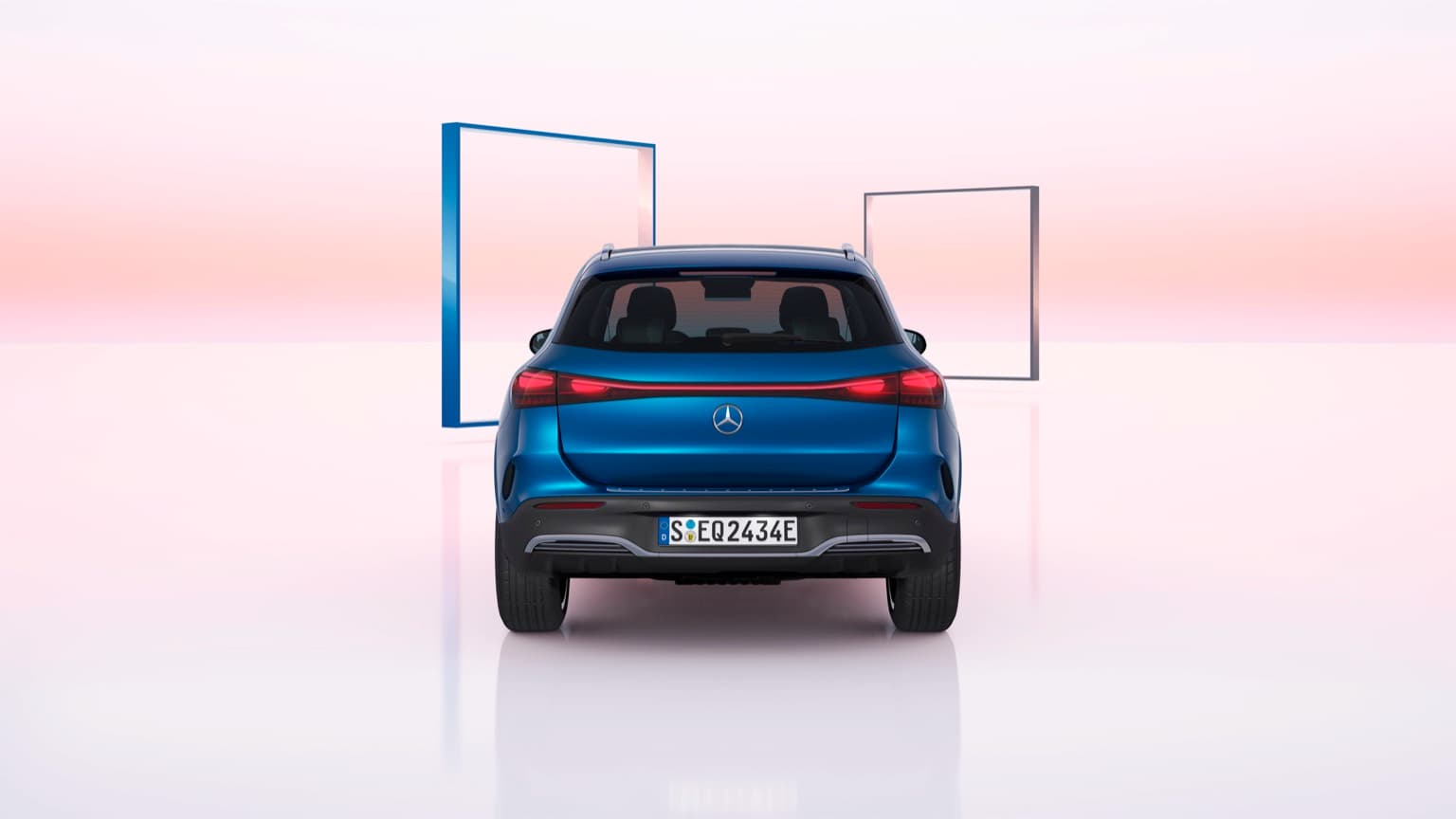 une voiture bleue aux portes ouvertes