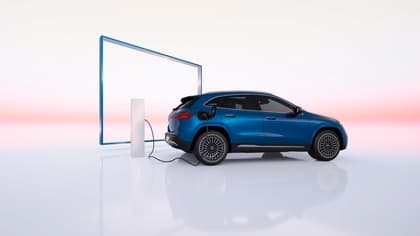 une voiture bleue en train de se recharger à une station de recharge