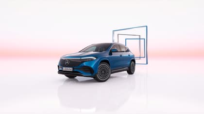 une voiture bleue garée à côté d'un cadre carré