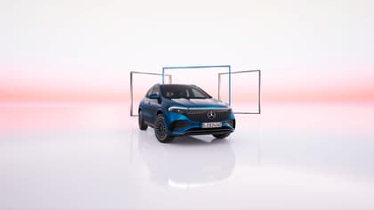 une voiture bleue garée dans une pièce