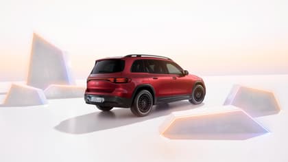 une voiture rouge garée sur une surface blanche