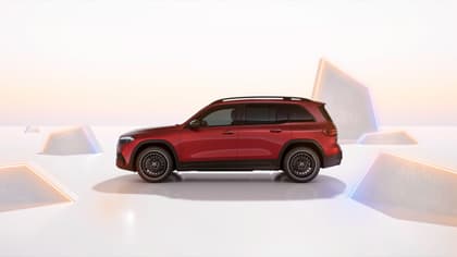 une voiture rouge garée devant une pyramide
