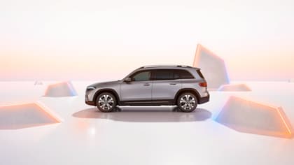 une voiture garée sur une surface blanche
