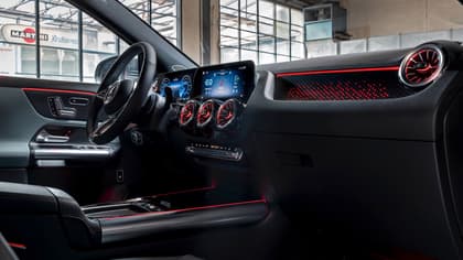 à l'intérieur d'une voiture avec un tableau de bord et un volant