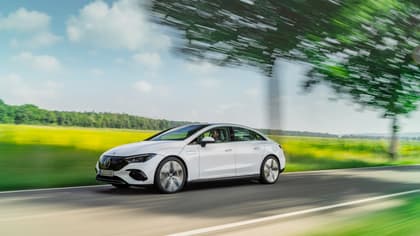 une voiture blanche sur une route