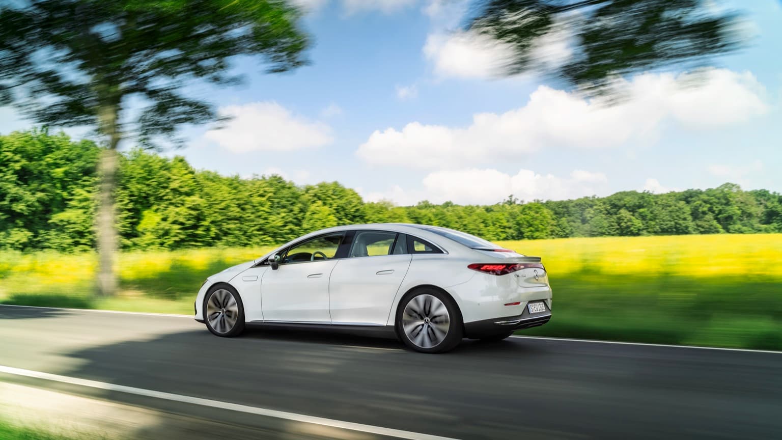 une voiture blanche sur une route
