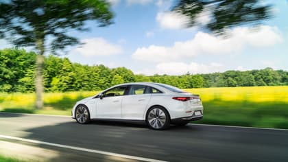 une voiture blanche sur une route