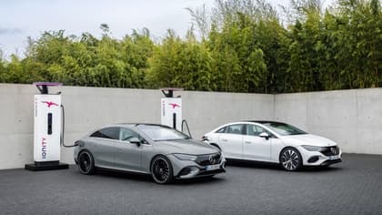a deux voitures garées dans un parking