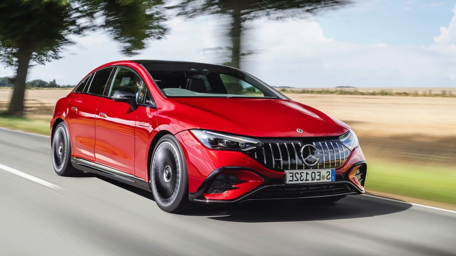 une voiture rouge sur une route