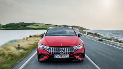 une voiture rouge roulant sur une route