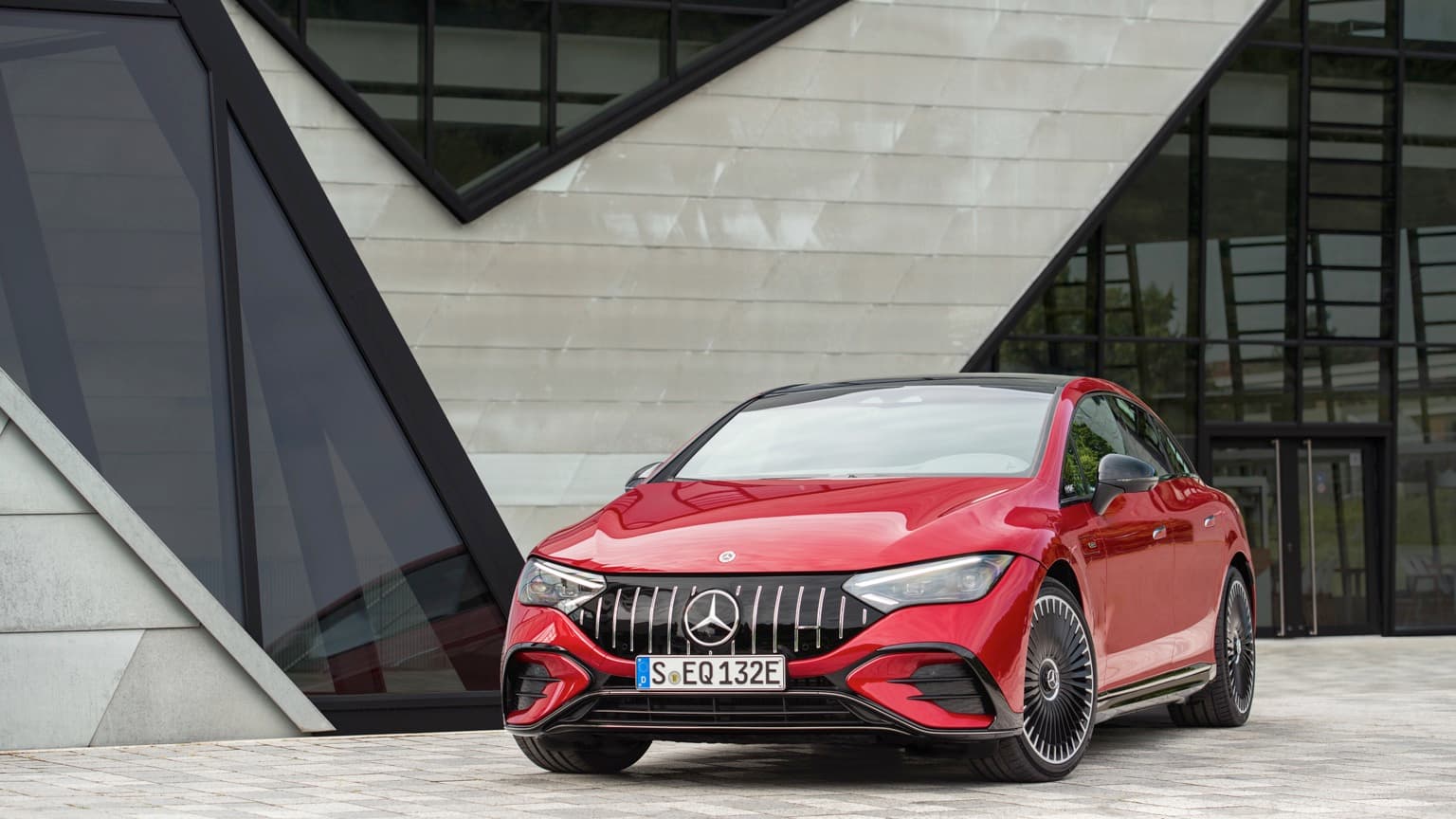 une voiture rouge garée devant un bâtiment
