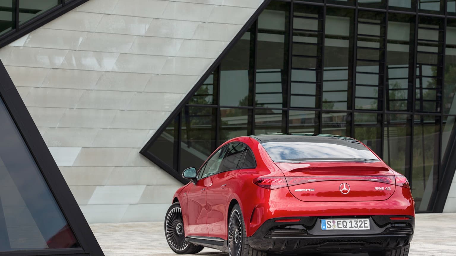 une voiture rouge garée devant un bâtiment
